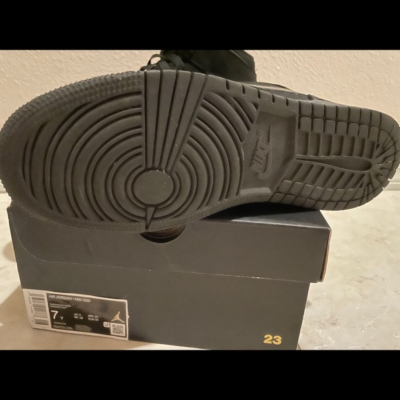 Slightly Used Air Jordan 1 Mid (GS) 7Y 2020 - Picture 2 of 3